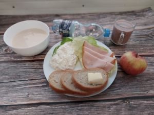 djęcie przedstawia Dietę o kontrolowanej zawartości kwasów tłuszczowych: Kakao Płatki pszenne na mleku/p  Chleb mieszany pszenno-żytni Masło extra  Filet zapiekany drobiowy Jabłko 1 szt  Woda mineralna  Sałata zielona  Twarożek brzoskwiniowy